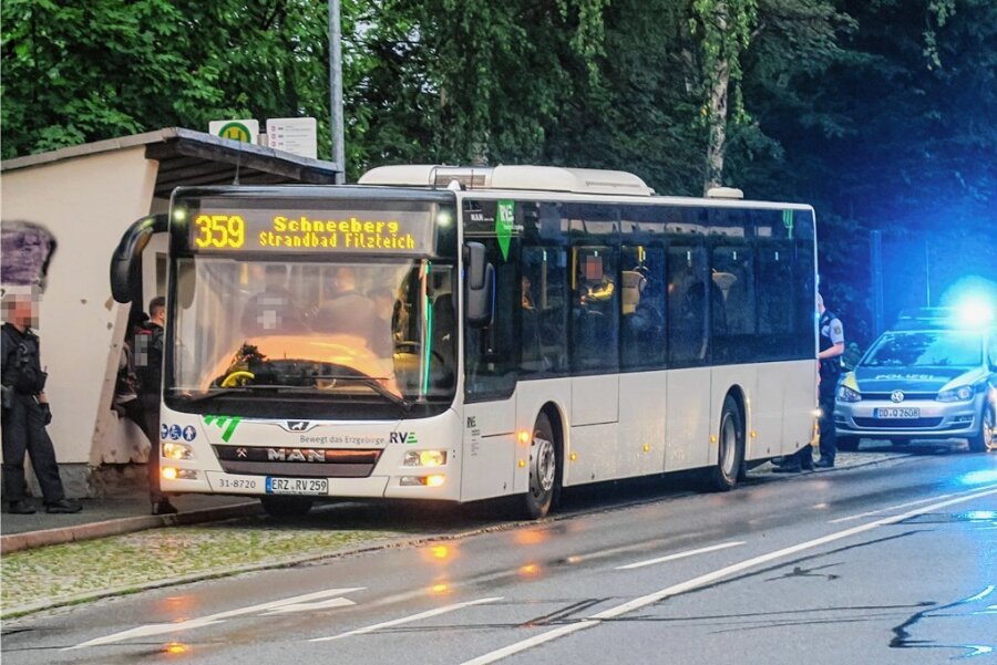 Rassistischer Angriff im Bus in Bad Schlema: Geldstrafe für Polizisten wegen unterlassener Hilfeleistung - Zu einem Polizeieinsatz kam es nach dem Angriff in dem Linienbus in Bad Schlema. 