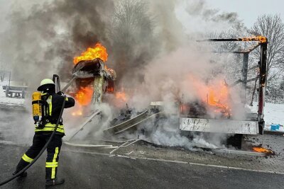 Rastplatz Rossauer Wald: Möbeltransporter brennt aus - Die Feuerwehren von Gersdorf/Falkenau und Hainichen löschten den Transporter, der in voller Ausdehnung brannte. 