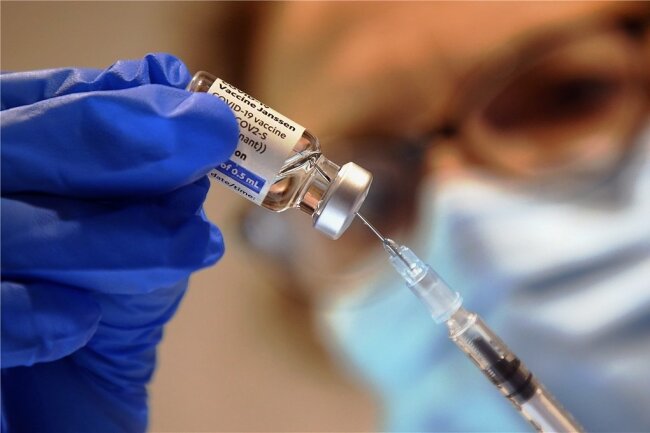 Ratgeber: Brauche ich eine Booster-Impfung? - Auch wer bisher mit einem Vektorimpfstoff von Johnson & Johnson geimpft wurde, kann sich nun eine Auffrischung mit einem mRNA-Impfstoff holen.