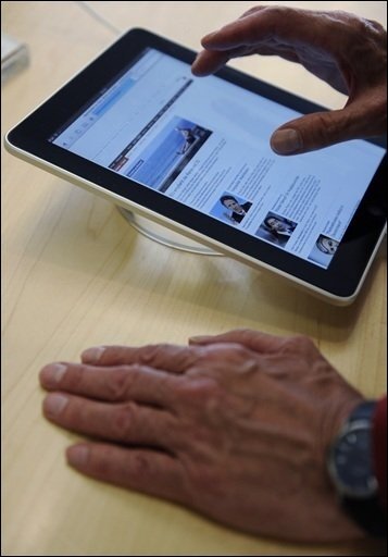 RATGEBER: Was iPad-Nutzer zum mobilen Surfen wissen sollten - Das iPad dient vor allem der Unterhaltung und ermöglicht es, fast überall ins Internet zu gehen. Wer auch unterwegs über das Handynetz online sein möchte, sollte bei der Wahl seines Tarifs allerdings genau aufpassen.
