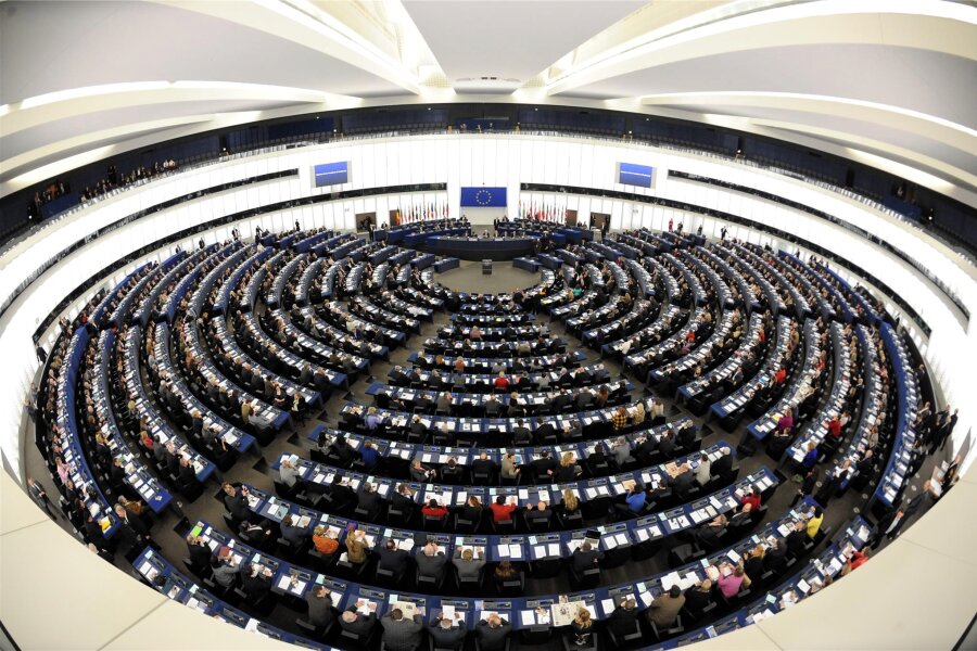 Rathäuser drei Tage ohne Chef: Warum Mittelsachsens Bürgermeister gemeinsam unterwegs sind - Blick in den Plenarsaal des Europaparlaments in Straßburg. Am Mittwoch schauen dort knapp 40 mittelsächsische Bürgermeister mal rein.