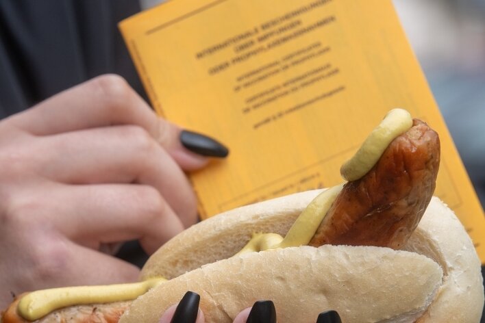 Rathäuser lehnen Impfprämien ab - Bratwurst oder Geld für eine Impfung? Eine Verwaltung im Erzgebirge will so überzeugen. Im Vogtland hält man davon nichts. 