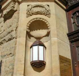 Rathaus bekommt historische Lampen zurück - 
              <p class="artikelinhalt">Das Rathaus hat seine historischen Lampen im Eingangsbereich zurückerhalten. </p>
            