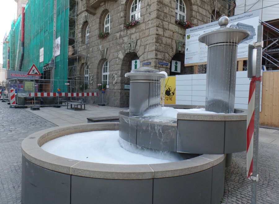 Rathaus-Brunnen unter Schaum gesetzt - Der Springbrunnen wird immer wieder von Unbekannten heimgesucht.