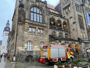 Rathaus Chemnitz kurzzeitig evakuiert - Wegen eines vermeintlichen Feueralarms ist das Neue Rathaus in Chemnitz am Nachmittag kurzzeitig geräumt worden.