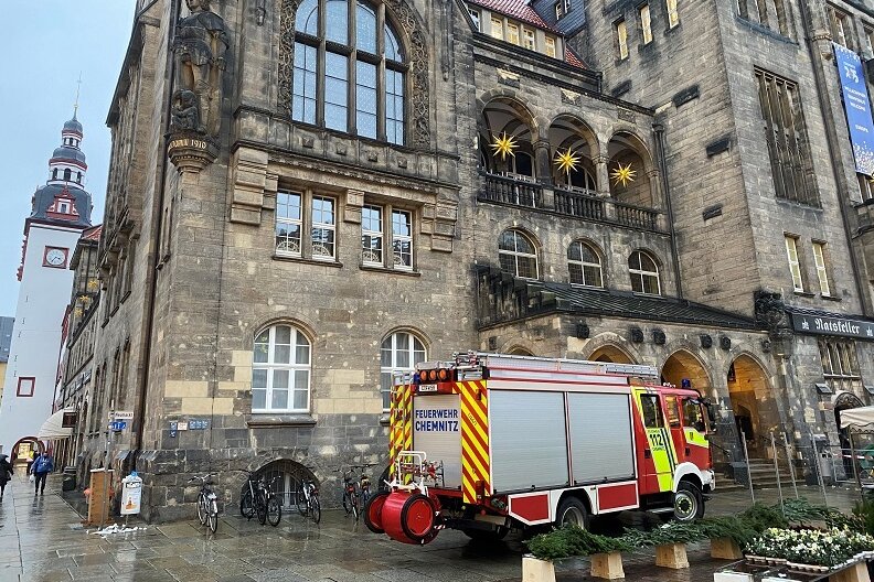 Rathaus Chemnitz kurzzeitig evakuiert - Wegen eines vermeintlichen Feueralarms ist das Neue Rathaus in Chemnitz am Nachmittag kurzzeitig geräumt worden.