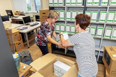 Rathaus Falkenstein: Stadtverwaltung nach Umzug ab Dienstag wieder erreichbar - Jede Akte hat ihren Platz: Tina Hegel (links) und Annett Seifert von der Finanzverwaltung räumen Regale ein.