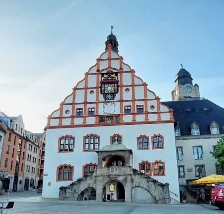 Rathaus: Rechtsextreme zünden Pyrotechnik - Das Alte Rathaus in Plauen: Auf den Treppen vor dem Standesamt haben Unbekannte am Pfingstmontag Rauchkörper entzündet. 