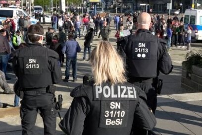 Rathaus untersagt Pro-Chemnitz-Kundgebung am Freitag - Polizeibeamte schirmen am Montagabend die Pro-Chemnitz-Kundgebung am Marx-Kopf ab. Ein Gericht hatte die Teilnehmerzahl auf 15 begrenzt. Im Umfeld bildeten sich daraufhin größere Menschengruppen.