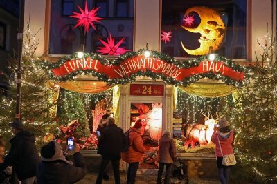 Rathaus will Funkelfenster nach Zwickau holen - Das sogenannte Weihnachtsmannhaus in Glauchau war einer der Höhepunkte der dortigen Funkelfenster-Aktion. 