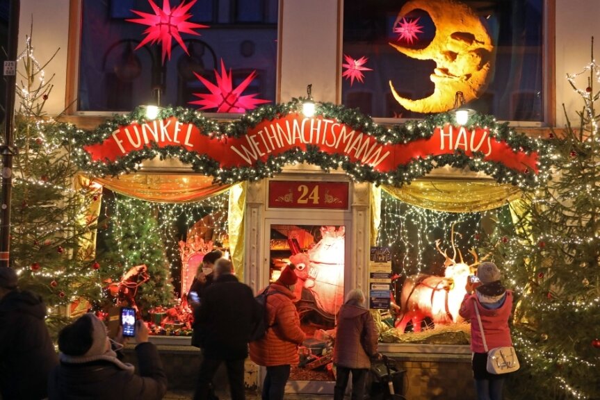 Rathaus will Funkelfenster nach Zwickau holen - Verbreiteten zur Adventszeit in Glauchau eine fantastische Atmosphäre: die Funkelfenster am Weihnachtsmannhaus. Die spektakuläre Aktion war in Zusammenarbeit mit dem Helmnot-Theater aus Lichtenstein entstanden. 