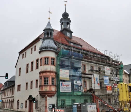Rathaussanierung: Jetzt geht es innen weiter - Noch ist das Oederaner Rathaus eingerüstet. Nun sollen die alten Bleiglasfenster, zum Beispiel im Erker, aufgearbeitet werden. 