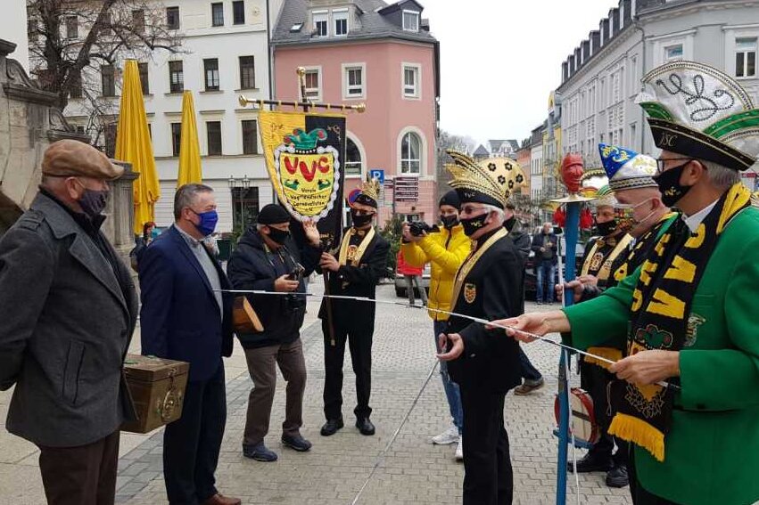 Rathaussturm mit Maske und Zollstock - Ein kleiner Kreis hat die fünfte Jahreszeit in Plauen eingeläutet: Am Mittwoch sicherten sich Narren die Stadtkasse von Oberbürgermeister Ralf Oberdorfer (FDP). 