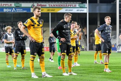 Ratlosigkeit und Verunsicherung bei Dynamo Dresden - Die Dresdner Lars Bünning (li.) und Niklas Hauptmann vor dem Block der Dynamo-Fans.