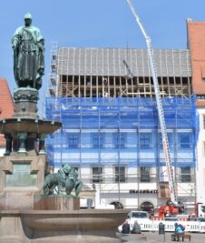 Ratskeller-Dach erhält neue Ziegel - Bauarbeiter sind weiterhin am Obermarkt in Freiberg zugange.