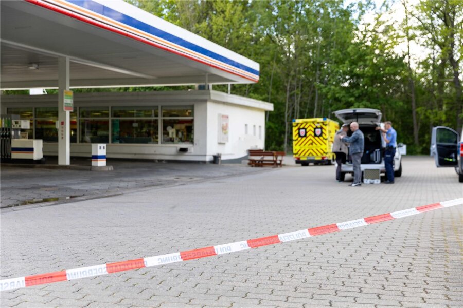 Raubüberfall auf Tankstelle bei Freiberg: Polizeihund im Einsatz - Nach einem Raubüberfall wurde die Tankstelle am Ortsausgang Freiberg von der Polizei gesperrt.