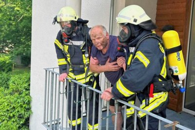 Rauch im Pflegeheim in Hainichen: Feuerwehr und DRK retten fünf Menschen - Bei der Feuerwehrübung im Pflegeheim in Hainichen wurden fünf „Bewohner“ gerettet, hier Uwe Geisler.