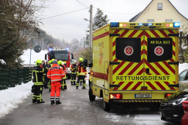 Rauch steigt aus Wohnhaus in Eibenstock: Drehleiter und zehn Fahrzeuge im Einsatz - Zu einem Feuerwehreinsatz ist es am Montagnachmittag in einem Wohnhaus im Eibenstocker Ortsteil Sosa gekommen.