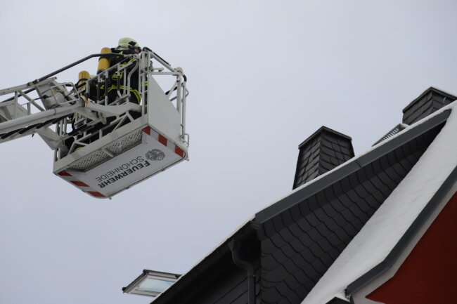 Rauch steigt aus Wohnhaus in Eibenstock: Drehleiter und zehn Fahrzeuge im Einsatz - Mit der Drehleiter kontrollierten die Einsatzkräfte den Schornstein des Wohnhauses.