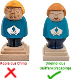 Rauchende Merkel-Figur in Fernost kopiert - Die beiden Merkel-Figuren im Vergleich. 