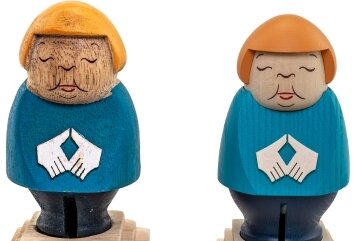 Rauchende Merkel-Figur in Fernost kopiert - Die beiden Merkel-Figuren im Vergleich. 