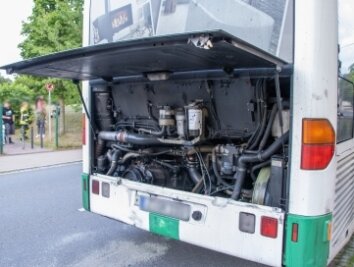 Rauchentwicklung bei Busreparatur - Aus diesem liegen gebliebenen Bus ist am Mittwochabend in Lugau Rauch aufgestiegen. 