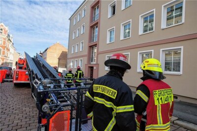 Rauchmelder lösen aus: Feuerwehreinsatz in der Plauener Südvorstadt - Polizei und Berufsfeuerwehr mussten am Montagvormittag in den Plauener Süden ausrücken. 