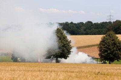Rauchpilz über Mittelbach: Heuschober in Flammen - 