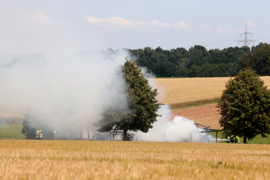 Rauchpilz über Mittelbach: Heuschober in Flammen - 