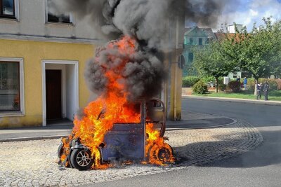 Rauchsäule über Meerane: Elektroauto steht in Flammen - Die Flammen zerstörten das Elektroauto. Das Foto entstand im unteren Bereich der Achterbahn kurz nach dem Eintreffen der Freiwilligen Feuerwehr. 