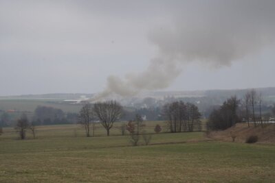 Rauchsäule über Neumark: Halle mit Stroh brennt - 