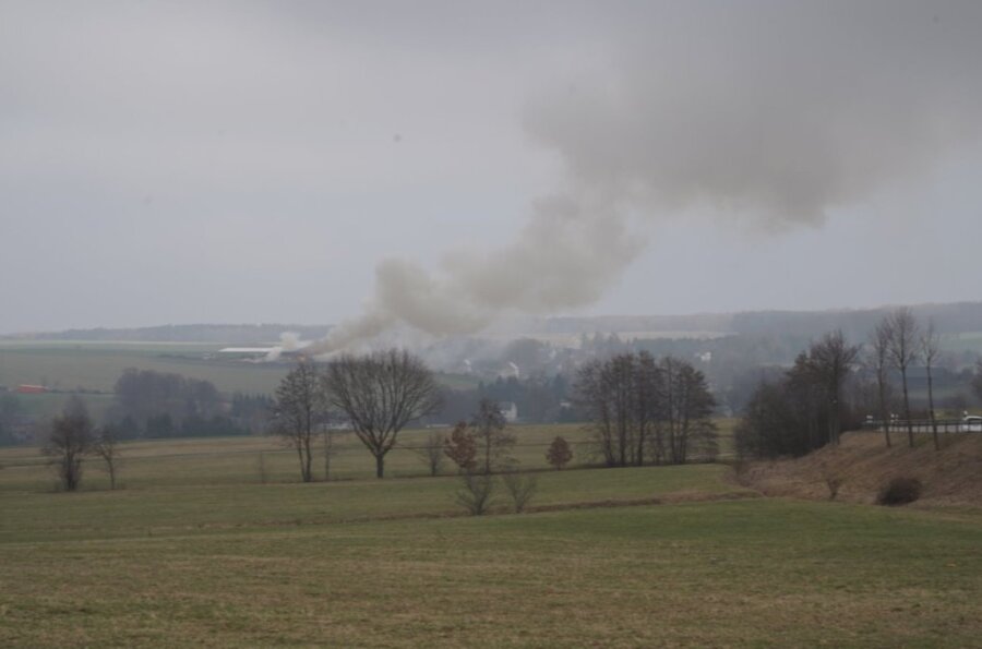 Rauchsäule über Neumark: Halle mit Stroh brennt - 