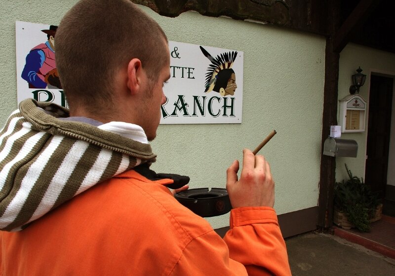 Rauchverbot in der Kneipe macht Inhaberin keinen Spaß - 
              <p class="artikelinhalt">In der Bison Ranch werden Raucher vor die Tür geschickt. </p>
            
