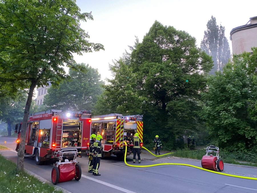 Rauchwolke über Chemnitz: Feuerwehr im Einsatz