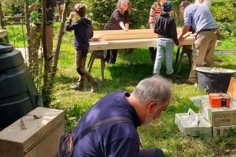 "Raum geben": Veranstaltungsreihe für alle offen - Im Projekt haben Teilnehmer im Sommer zum Beispiel eine Trockentoilette für den Garten des Müllerhofs Mittweida gebaut. 