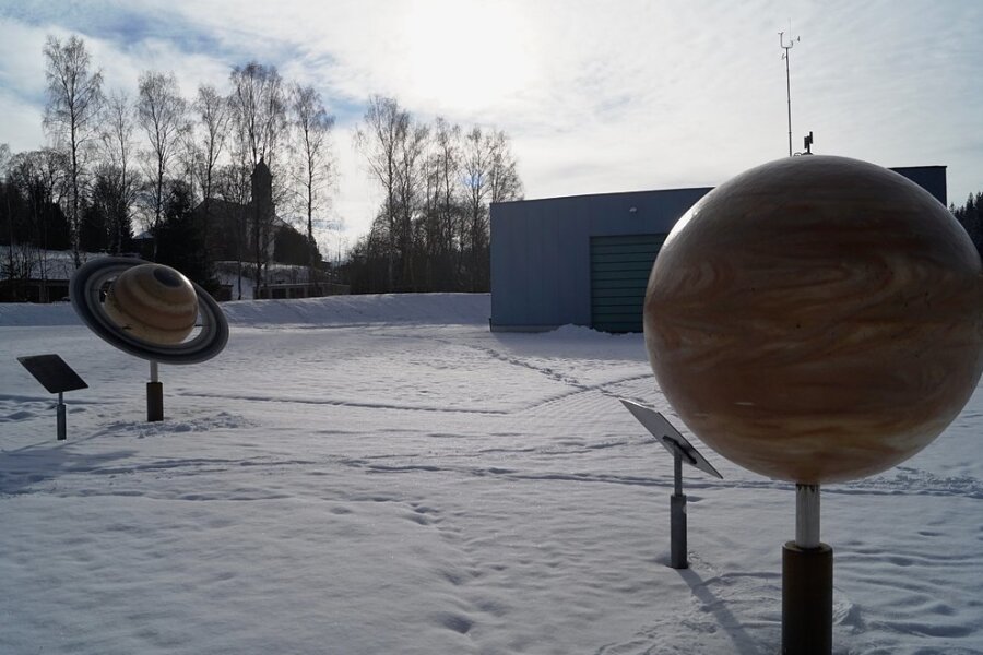 Die Modelle der Riesenplaneten Jupiter und Saturn (links) im Planetenpark an der Raumfahrtschau lassen die Größenordnungen des Weltalls erahnen. Auch die Kosten des linker Hand geplanten Anbaus an das Ausstellungsgebäude haben eine unerwartete Dimension erreicht.