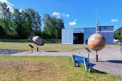 Raumfahrtschau: Arbeiten für Anbau beginnen im August - Die Raumfahrtausstellung Morgenröthe-Rautenkranz vom Planetenpark aus gesehen zwischen Jupiter und Saturn.