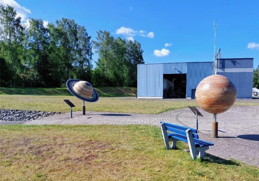 Raumfahrtschau: Arbeiten für Anbau beginnen im August - Die Raumfahrtausstellung Morgenröthe-Rautenkranz vom Planetenpark aus gesehen zwischen Jupiter und Saturn.