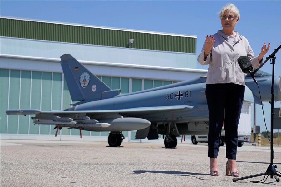 Bundesverteidigungsministerin Christine Lambrecht besucht das Taktische Luftwaffengeschwader 74 in Neuburg. Auch hier wird sie mit Problemen konfrontiert. 