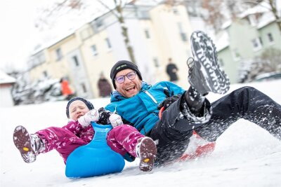 Raus in den Plauener Stadtpark: Schnee sorgt für Rodelspaß - Mit Speed die Schneeberge hinunter, ja das geht auch im Stadtpark von Plauen. Steffen und seine fünfjährige Tochter Jolena hatten am Freitag viel Spaß.