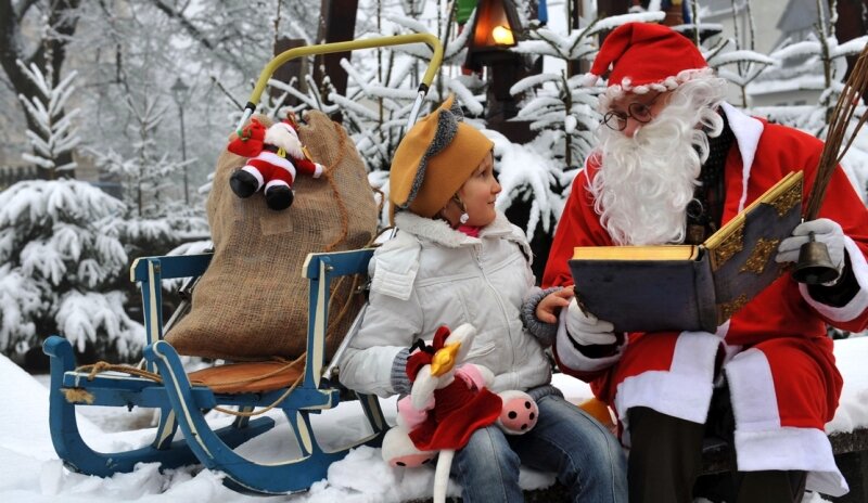 Rauschebart bringt Geschenke und gute Laune - 
              <p class="artikelinhalt">Weihnachtsmann Lutz Barthel liest der kleinen Lea-Michelle aus Brand-Erbisdorf aus seinem Märchenbuch vor. Seit 30 Jahren überrascht er Familien zum Heiligabend.</p>
            