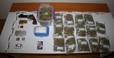 Etwa ein Kilogramm Marihuana, 100 Gramm Crystal sowie mehrere Waffen fanden Polizisten bei einer Hausdurchsuchung in Limbach.