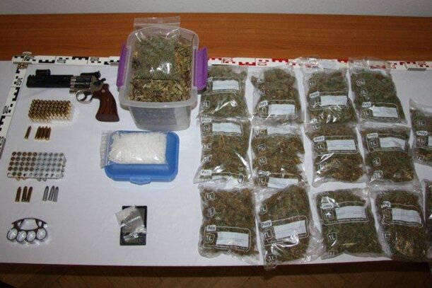Etwa ein Kilogramm Marihuana, 100 Gramm Crystal sowie mehrere Waffen fanden Polizisten bei einer Hausdurchsuchung in Limbach.