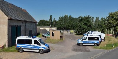 Razzia auf Vierseitenhof in Methau: Polizei findet Drogen - Razzia auf einem Vierseitenhof in Methau.