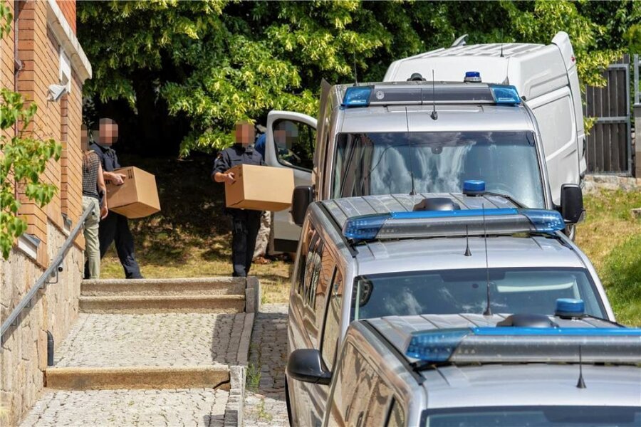 Razzia in Auerbach: Polizei findet Dutzende Waffen und kistenweise Munition - Polizisten haben am Mittwoch und Donnerstag in Auerbach Geschäftsräume in einem Wohnhaus durchsucht und dort unter anderem Waffen sichergestellt.