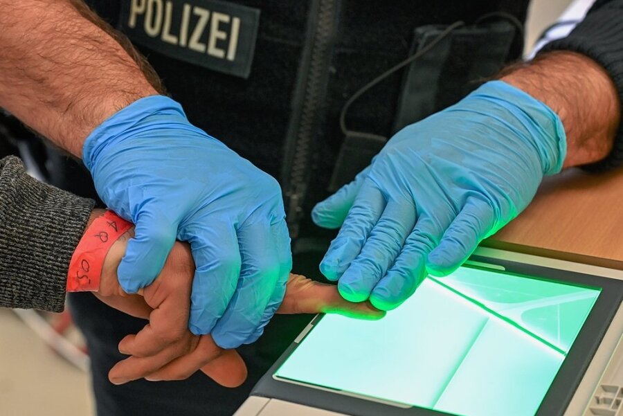 Die Polizisten stellten mehrere Beschuldigte fest, bei denen unter anderem Fingerabdrücke und DNA-Proben genommen wurden.