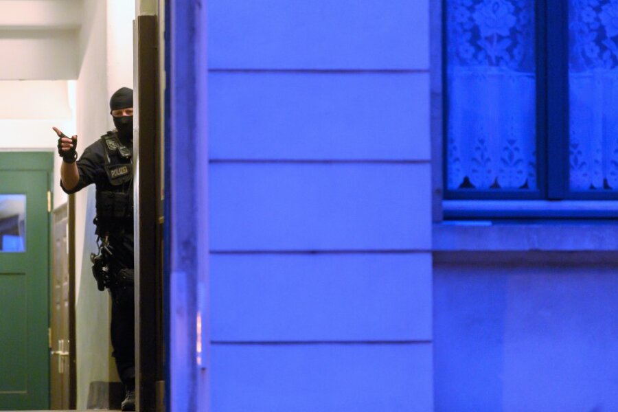Dresden: Ein Polizist steht während einer Razzia in einem Haus im Stadtteil Pieschen.