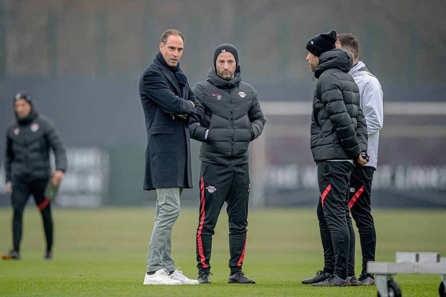 Haben viel zu bereden: RB Leipzigs Geschäftsführer Oliver Mintzlaff (links) und Cheftrainer Domenico Tedesco (daneben). 