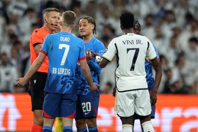 RB Leipzig: Bauchschmerzen plagen nach dem Aus gegen Real Madrid - „Das ist eine klare Tätlichkeit“: Vinicius sah für seine Aktion gegen Orban (am Boden) dennoch nur Gelb.