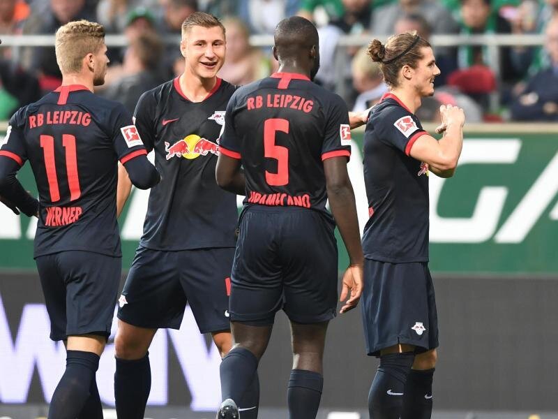RB Leipzig behauptet Platz eins: Auswärtssieg bei Werder Bremen -             Timo Werner (l-r), Willi Orban, Dayot Upamecano und Torschütze Marcel Sabitzer feiern ein weiteres Tor in Bremen.